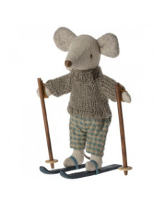 Souris en hiver avec sa...