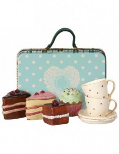 Valisette, gâteau et vaisselle